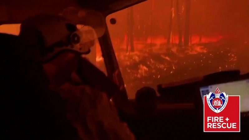Přes vůz australských hasičů se převalila ohnivá vlna