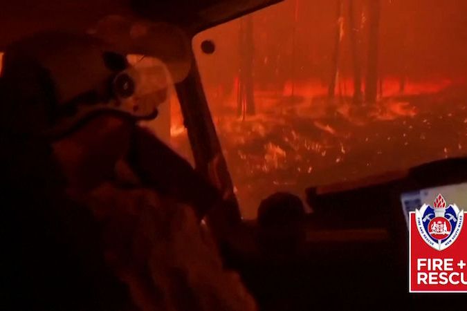 BEZ KOMENTÁŘE: Australské hasiče uvěznila ohnivá vlna