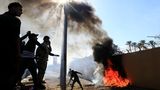 Rozzuřený dav v Bagdádu prolomil bránu ambasády USA, z areálu šlehají plameny