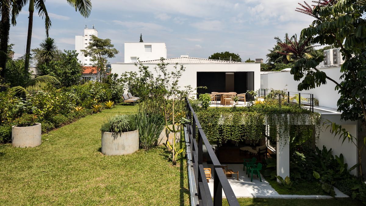 Díky protažení terasy přes nově přistavěný blok má dům novou část zahrady.