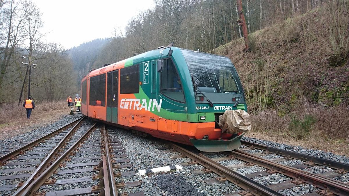 Vlak na Karlovarsku při jízdě přes výhybku vykolejil
