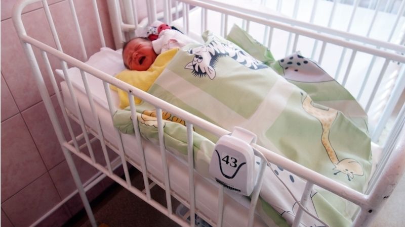 Dvanáct nových přístrojů zajistí bezpečný spánek novorozenců v Nemocnici Přerov