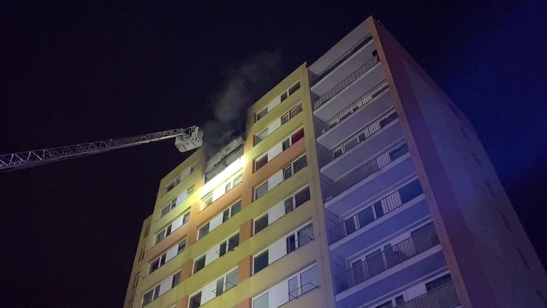Při požáru bytu v paneláku v Kladně zemřela žena