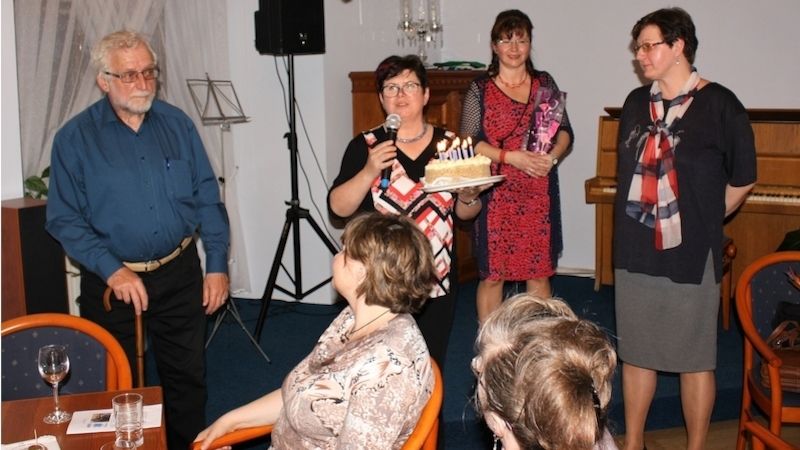 Foto z oslavy výročí 11 let činnosti klubu Křišťál v sále Městské knihovny v Klatovech, rok 2018
