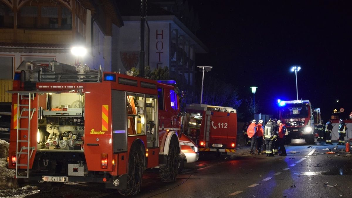 Na místě zasahovalo 160 záchranářů a hasičů.