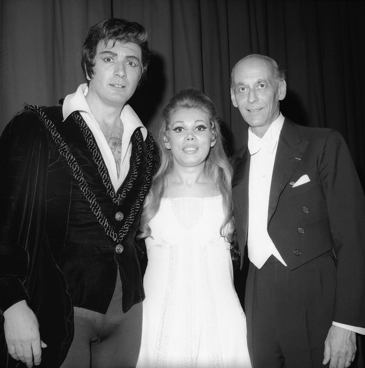 Rudolf Bing (vpravo), generální ředitel Metropolitní opery, uprostřed sopranistka Mirella Freniová a vlevo Franco Correlli v 60. letech.
