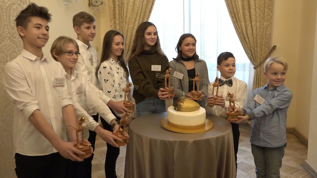 Nejtalentovanější děti letošního ročníku při slavnostním rozkrajování dortu
