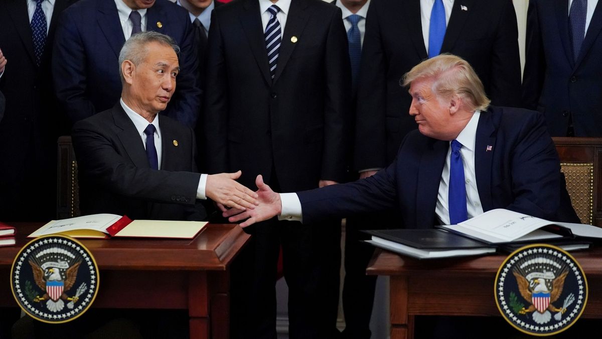 Čínský vicepremiér Liou Che a šéf Bílého domu Donald Trump při podpisu obchodní dohody.
