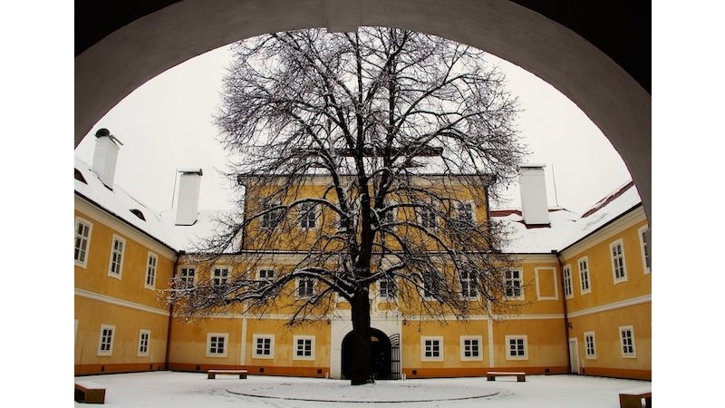 Současná redakce Krušnohorských novin pracuje od roku 2015 na zámku v Litvínově. 