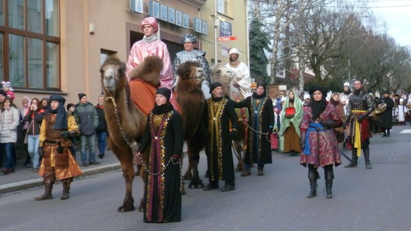Průvod tří králů, Kašpara, Melichara a Baltazara, ulicemi města Ústí nad Orlicí.
