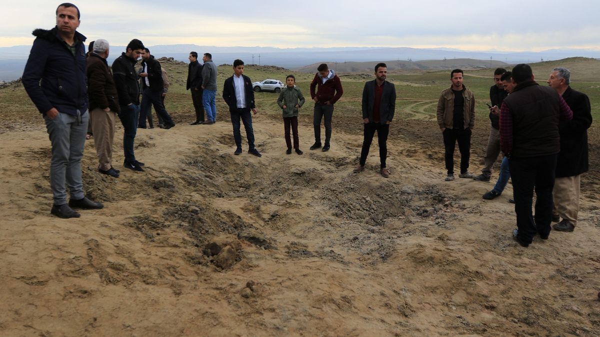 Iráčané u Duhoku si prohlížejí kráter po dopadu íránské rakety, která měla mířit na americké vojáky.