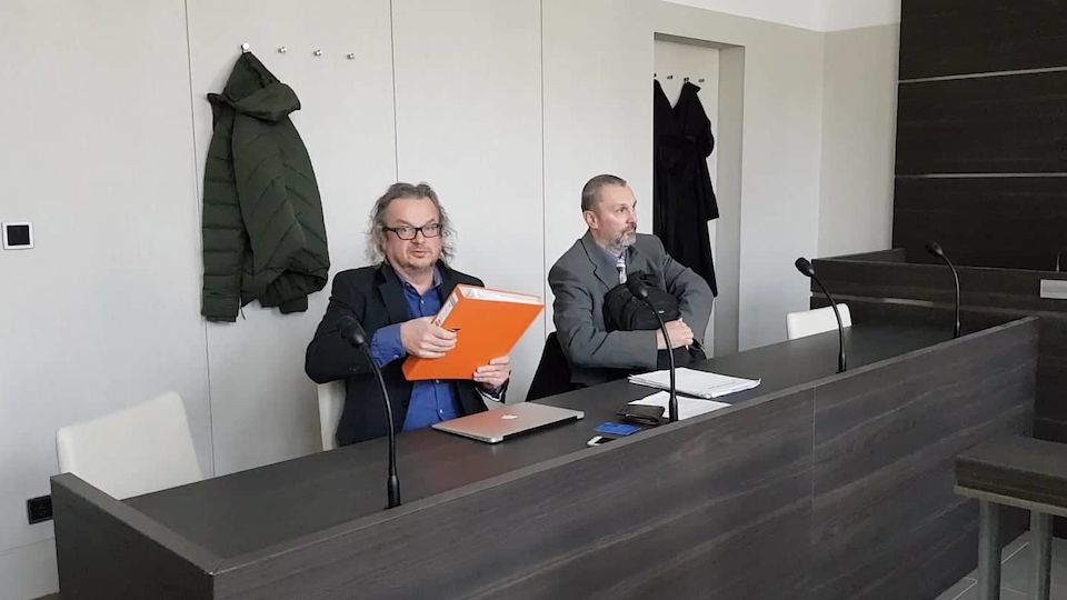 Filip Smoljak (vlevo) se svým advokátem Michalem Šalamounem u Městského soudu v Praze