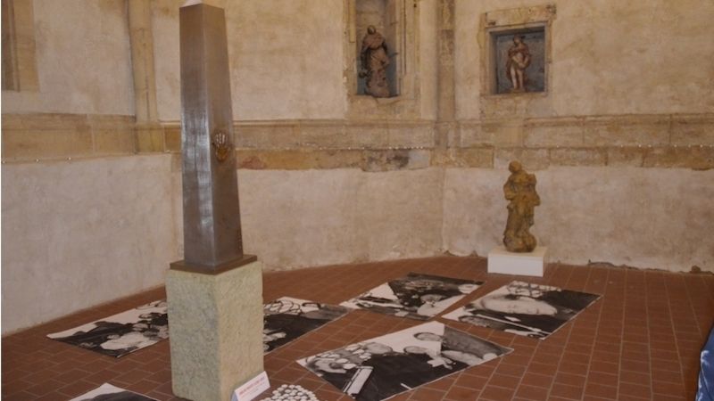 Obelisk pravdy a lásky v chomutovském kostele