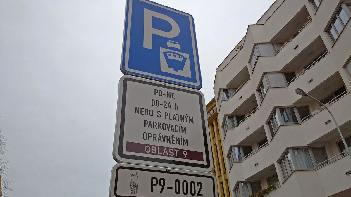 Od úterý opět platí parkovací zóny, v Praze až od 11. května