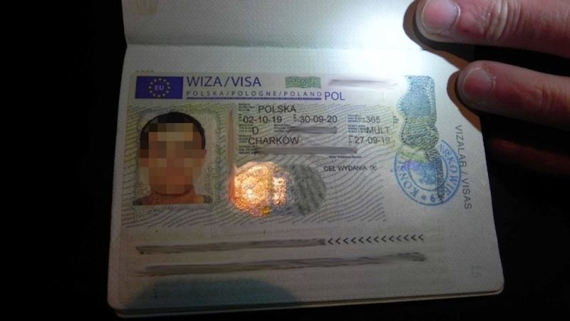 Uzbecký pas, polské vízum, ukrajinský řidičák - doklady alternativního taxikáře