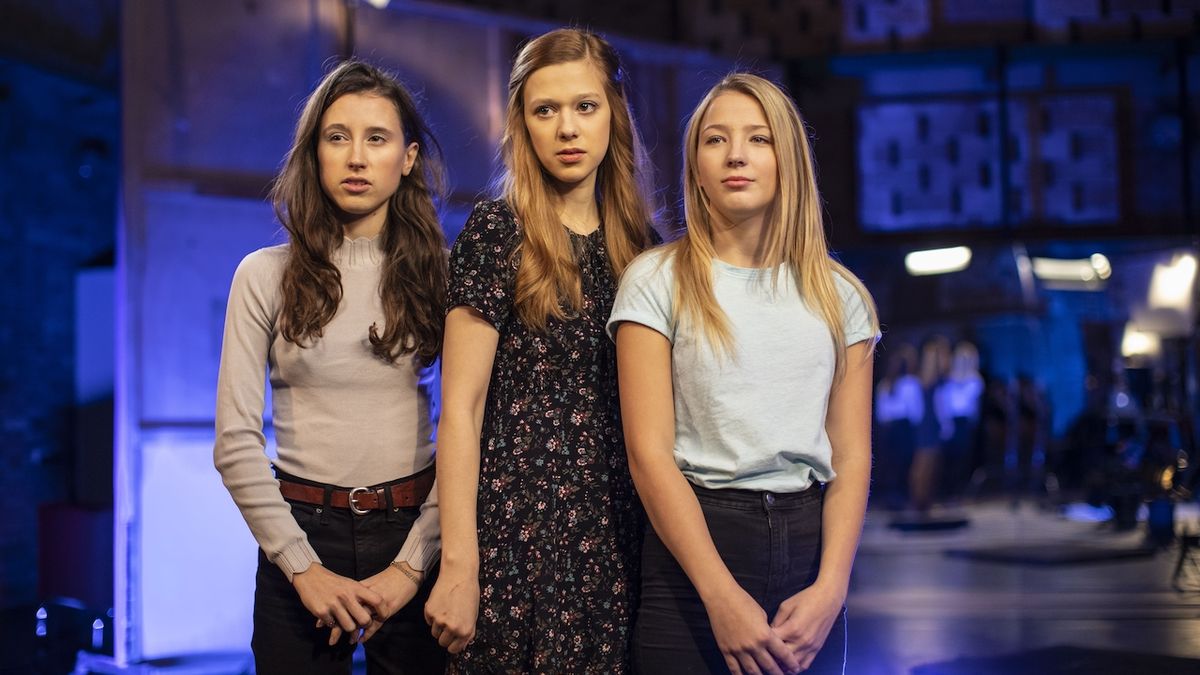 Tři dospělé ženy vystupují v dokumentu V síti jako dvanáctileté dívky. Anežka Pithartová, Tereza Těžká a Sabina Dlouhá (zleva).