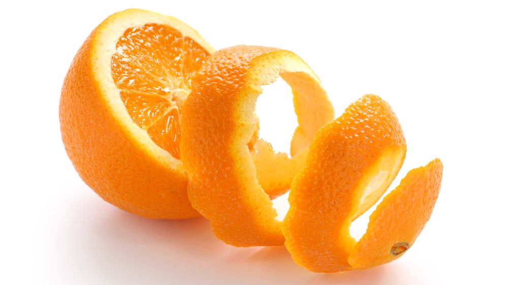 S vyhazováním kůry citrusových plodů nespěchejte. Může se vám doma ještě hodit.
