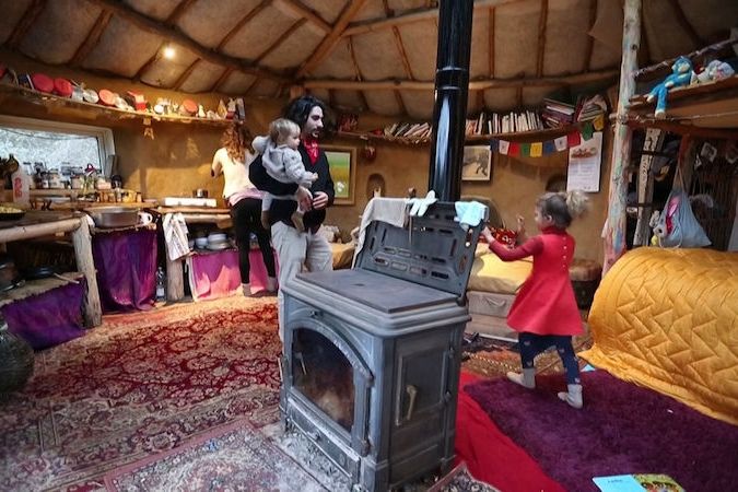 BEZ KOMENTÁŘE: Rodina žije i s dětmi v lesní chatce, kterou si sama postavila