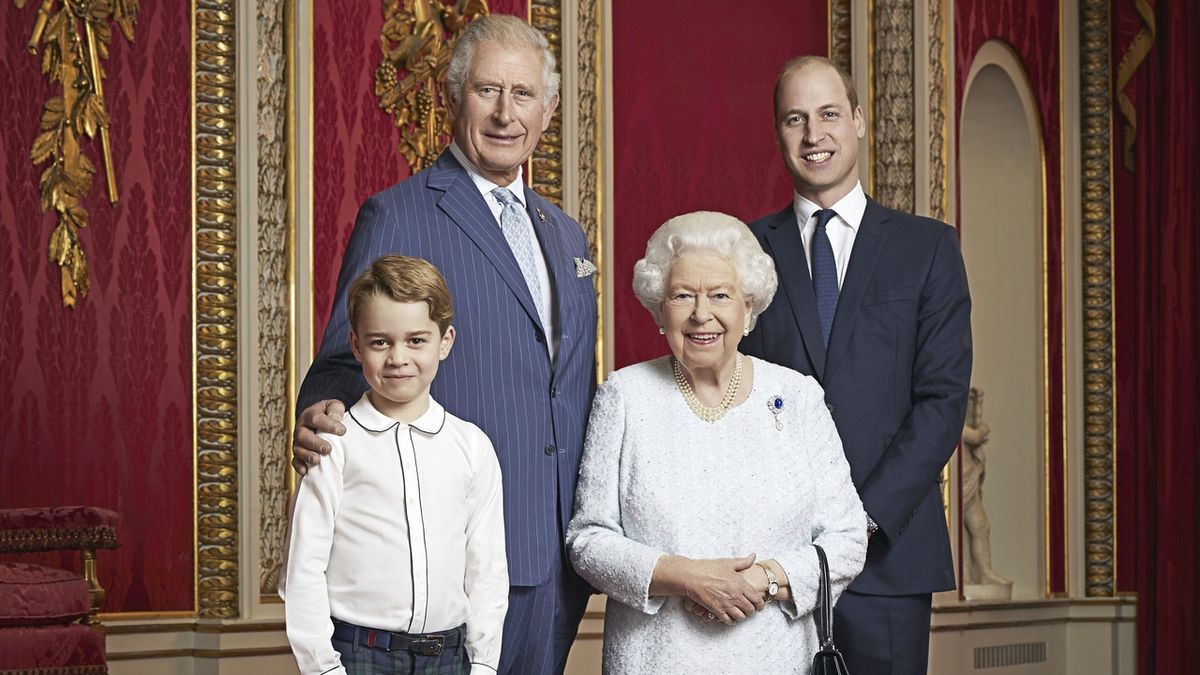 Královna Alžběta II., její syn Charles, princ William a princ George pózují na společné fotografii