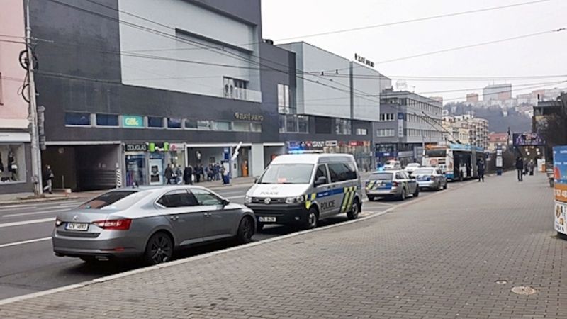 Kvůli nahlášené bombě vyklidili policisté obchodní střediska v centru Zlína