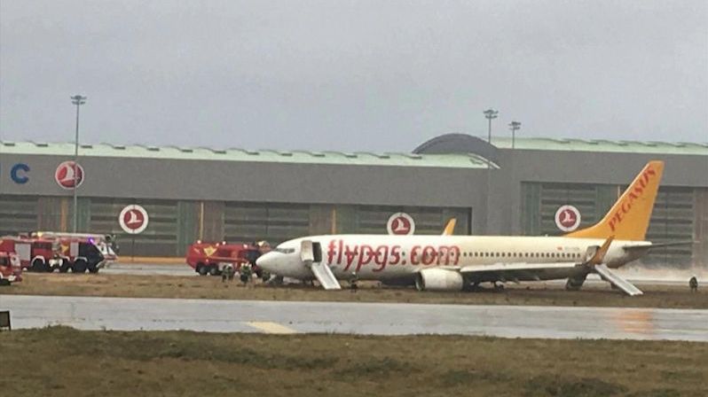 Přistávající letadlo v Istanbulu dostalo smyk a skončilo mimo ranvej