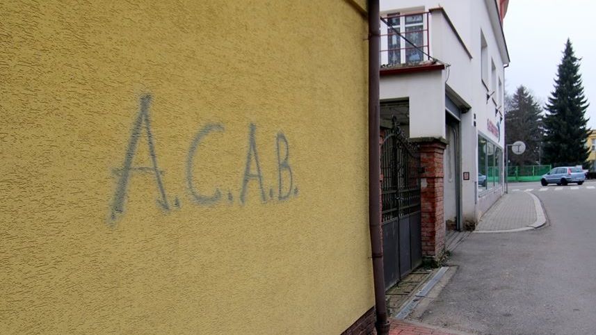 Vandal počmáral v Ústí nad Orlicí fasády domů.