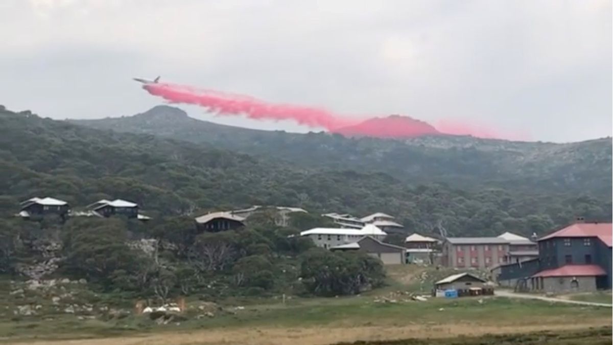 Letadlo zasahuje proti požárům v Austrálii.