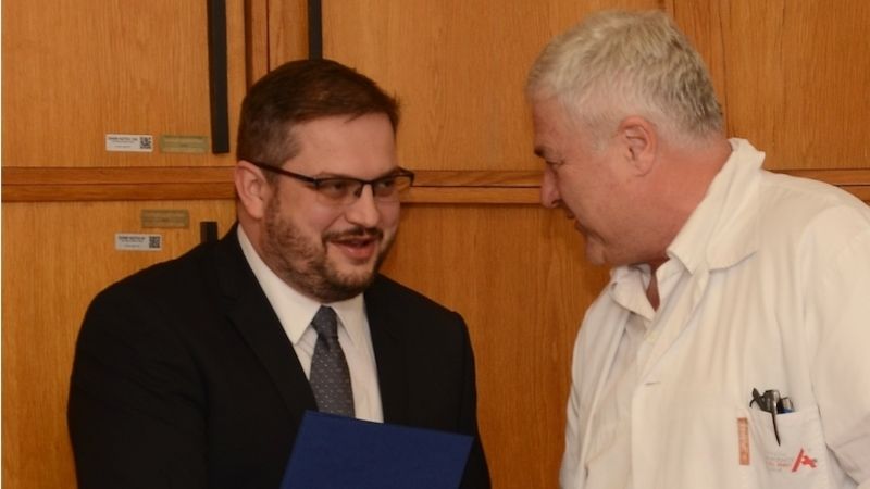 Bývalý přednosta prof. Jiří Veselý (vpravo) a nový přednosta MUDr. Zdeněk Dvořák při předávání funkce.