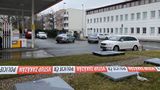 Přepadení pumpy v Praze. Ozbrojení lupiči tam ukradli auto a jsou na útěku