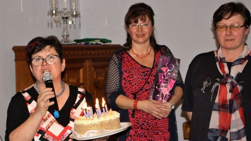 Na snímku zleva Miloslava Matějková, zakladatelka a koordinátorka klubu Křišťál při oslavě výročí 11 let činnosti klubu, rok 2018