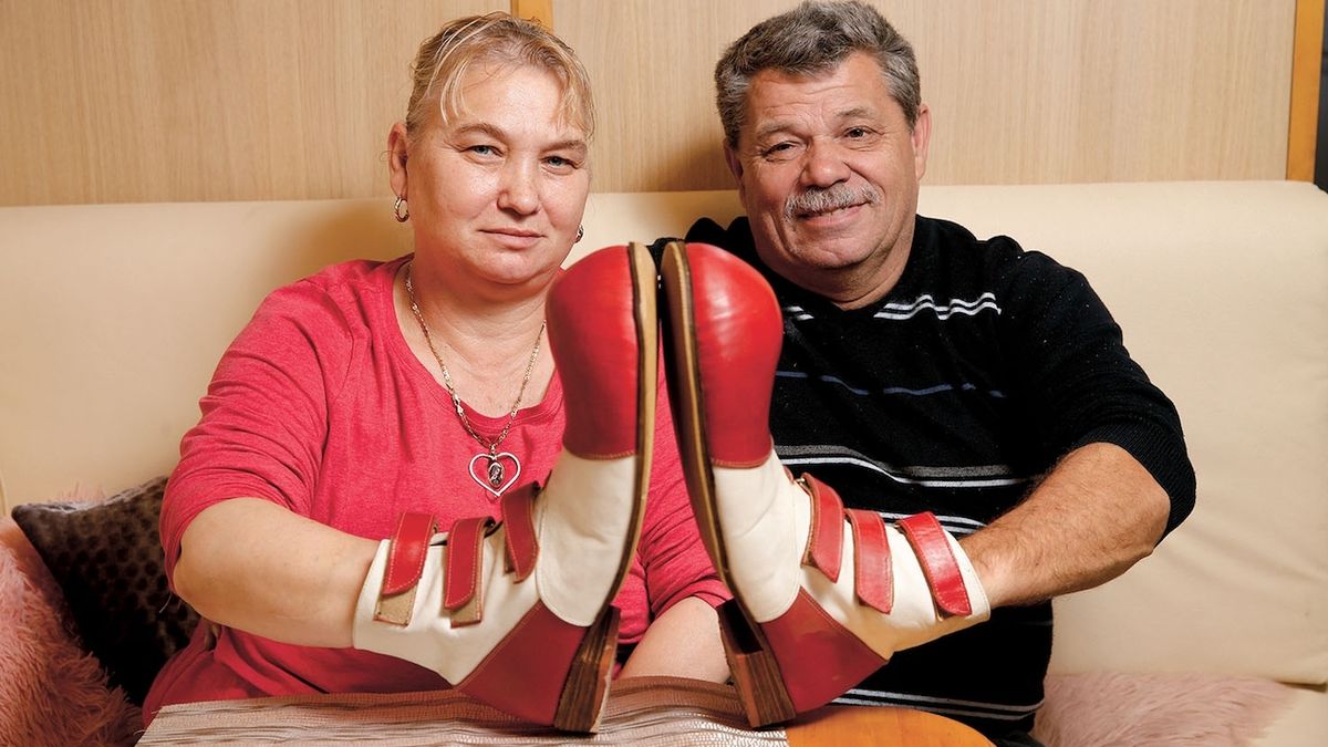 Manželé Hynek a Zdenka Navrátilovi s pravými klaunskými botami