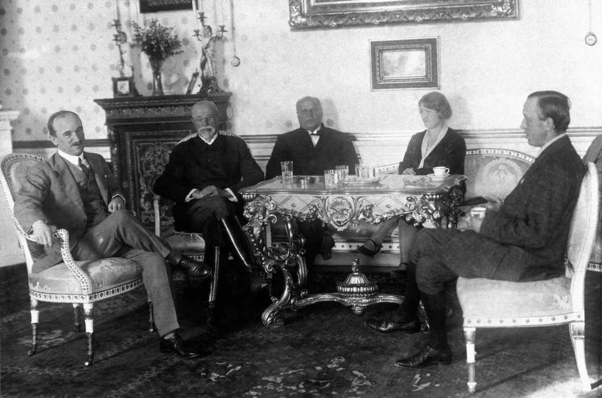Zleva tehdejší ministr zahraničí Edvard Beneš, prezident T. G. Masaryk, předseda vlády Antonín Švehla, Hana Benešová a Karel Čapek v Topoľčiankách v roce 1927