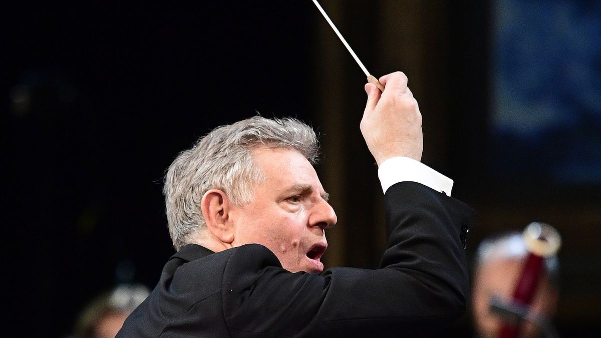 Orchestr dirigoval hudební ředitel Karl-Heinz Steffens.