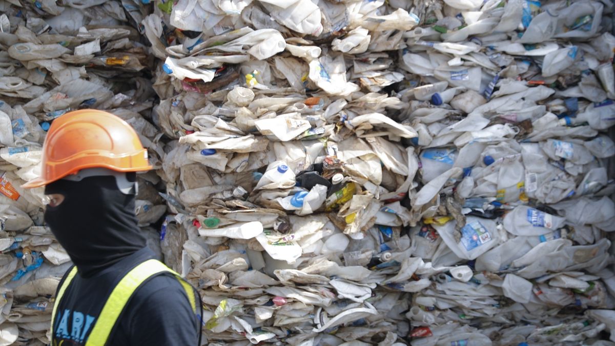 Čína zakáže igelitové tašky a plastová brčka