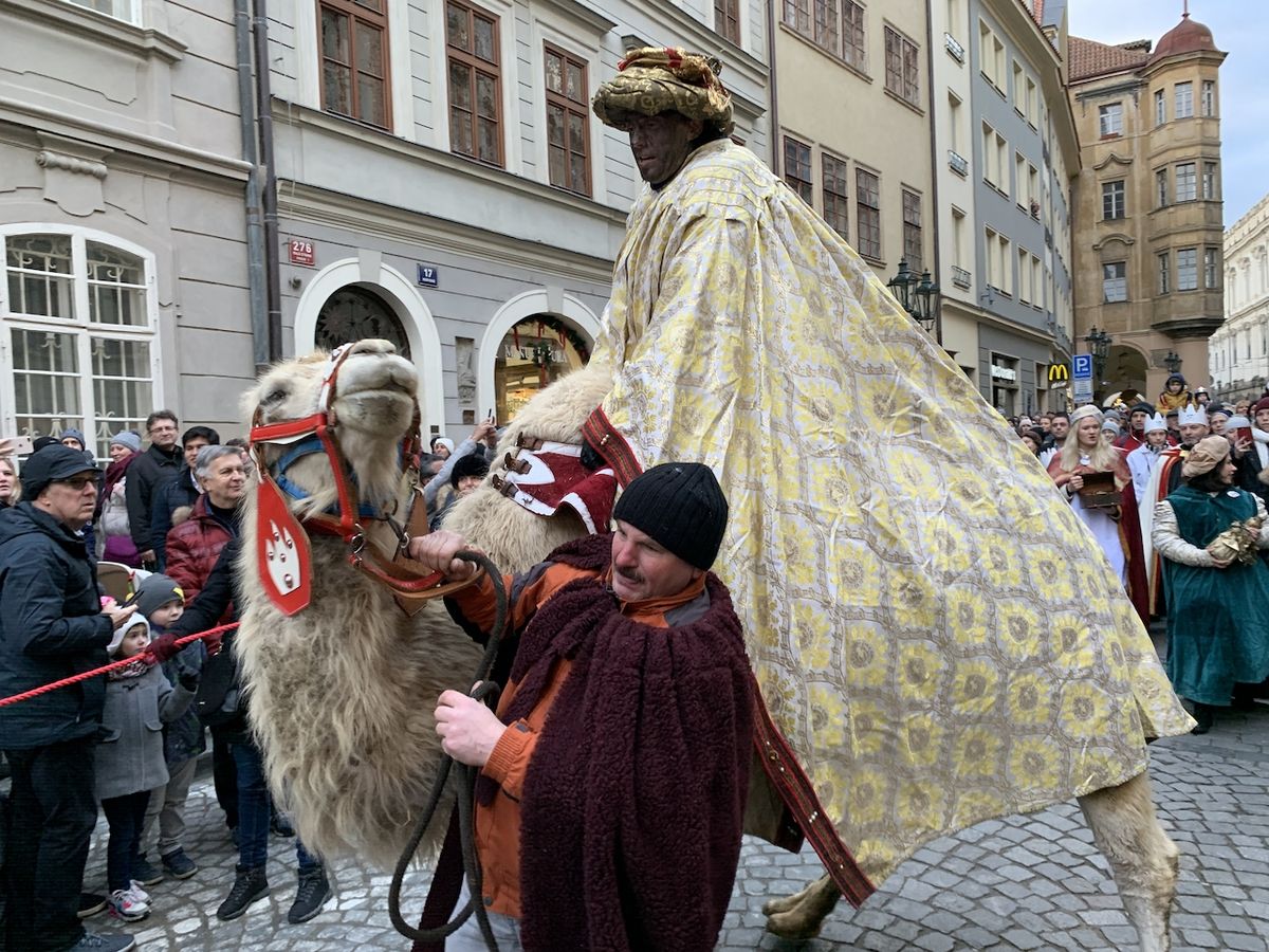 V čele procesí tradičně vyjeli tři jezdci na velbloudech, odění jako mudrci.