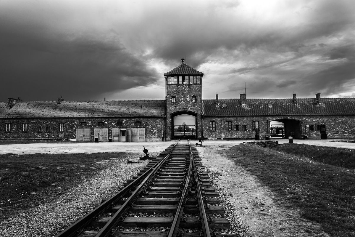 Hlavní brána tábora Auschwitz-Birkenau