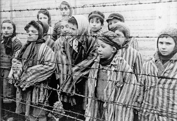 Snímek dětí, které našli sovětští vojáci v koncentračním táboře Osvětim-Birkenau. Podle jejich fyzické kondice lze soudit, že tam nebyly dlouho. Fotografii pořídil dva týdny po osvobození novinář B. Borisov při natáčení sovětského dokumentárního filmu.