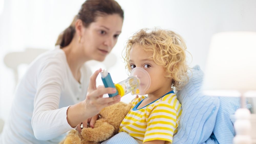 Děti, které žijí v oblastech s dlouhodobě vyššími koncentracemi smogových částic, jsou čtyřnásobně náchylnější ke vzniku astmatu.