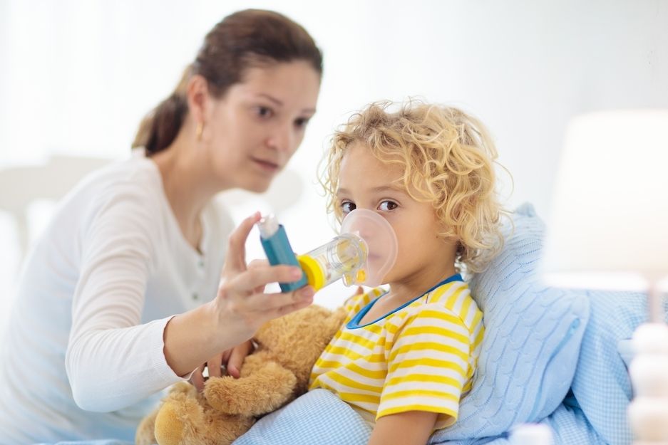 Děti, které žijí v oblastech s dlouhodobě vyššími koncentracemi smogových částic, jsou čtyřnásobně náchylnější ke vzniku astmatu