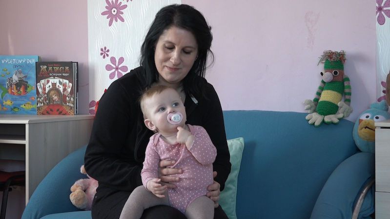 Matka skončila v azylovém domě, protože úřad neměl informaci. Syna se musela vzdát