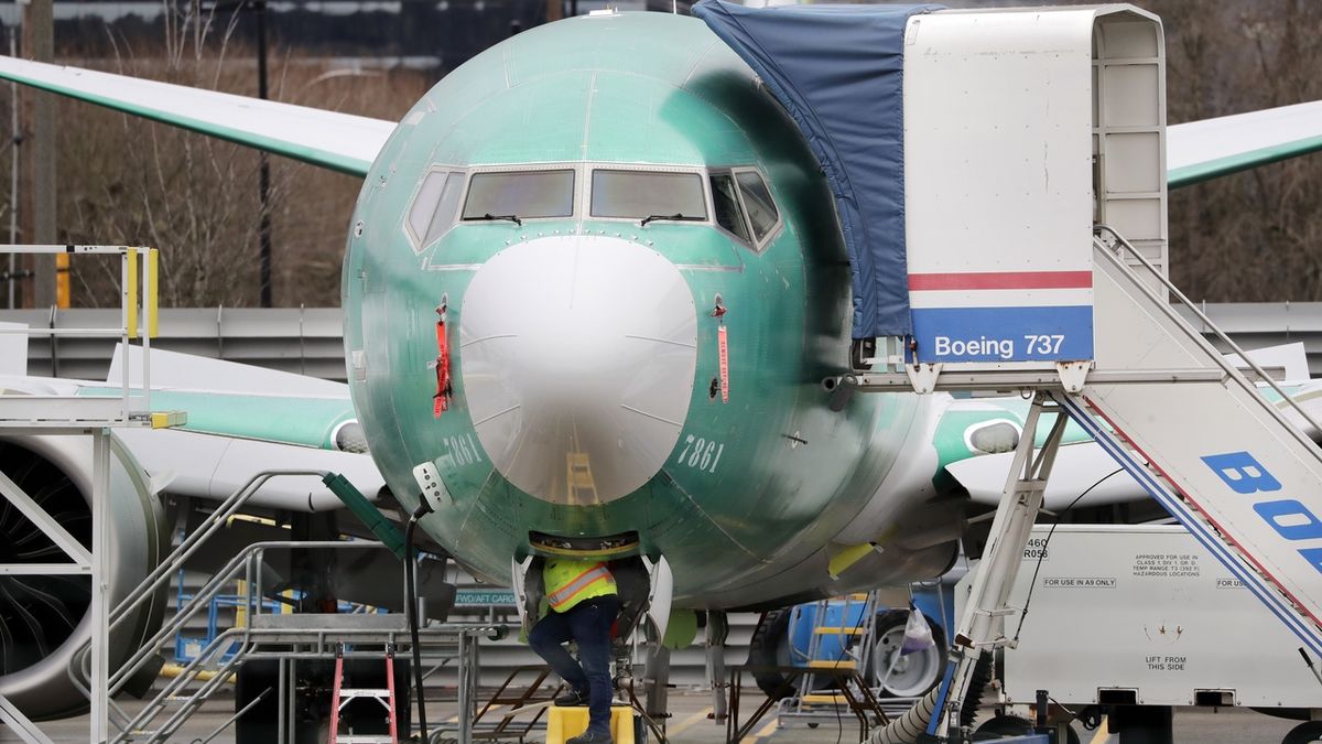 Boeing přiznal, že 737 MAX jen tak nevylétne. Výrobní linku uzavřel