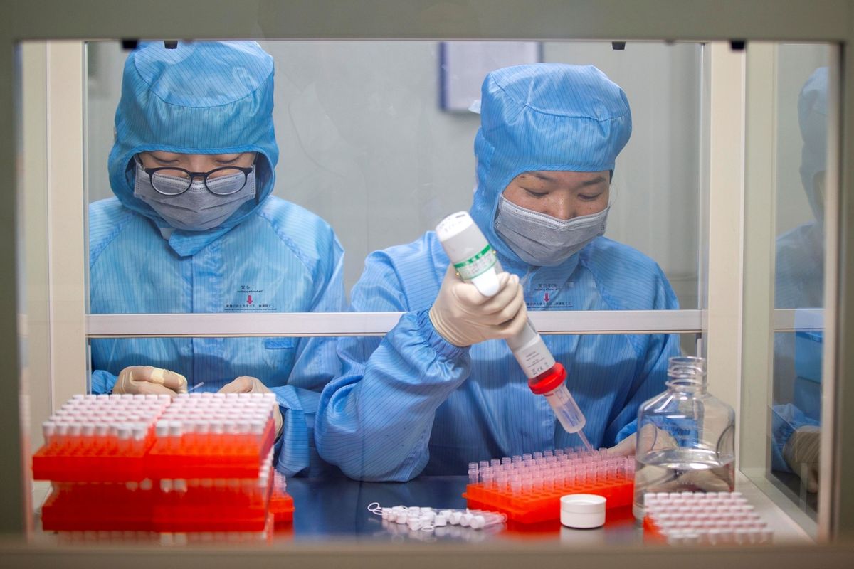 Číňanky při výrobě zařízení pro testování na nákazu koronvirem 2019-nCoV