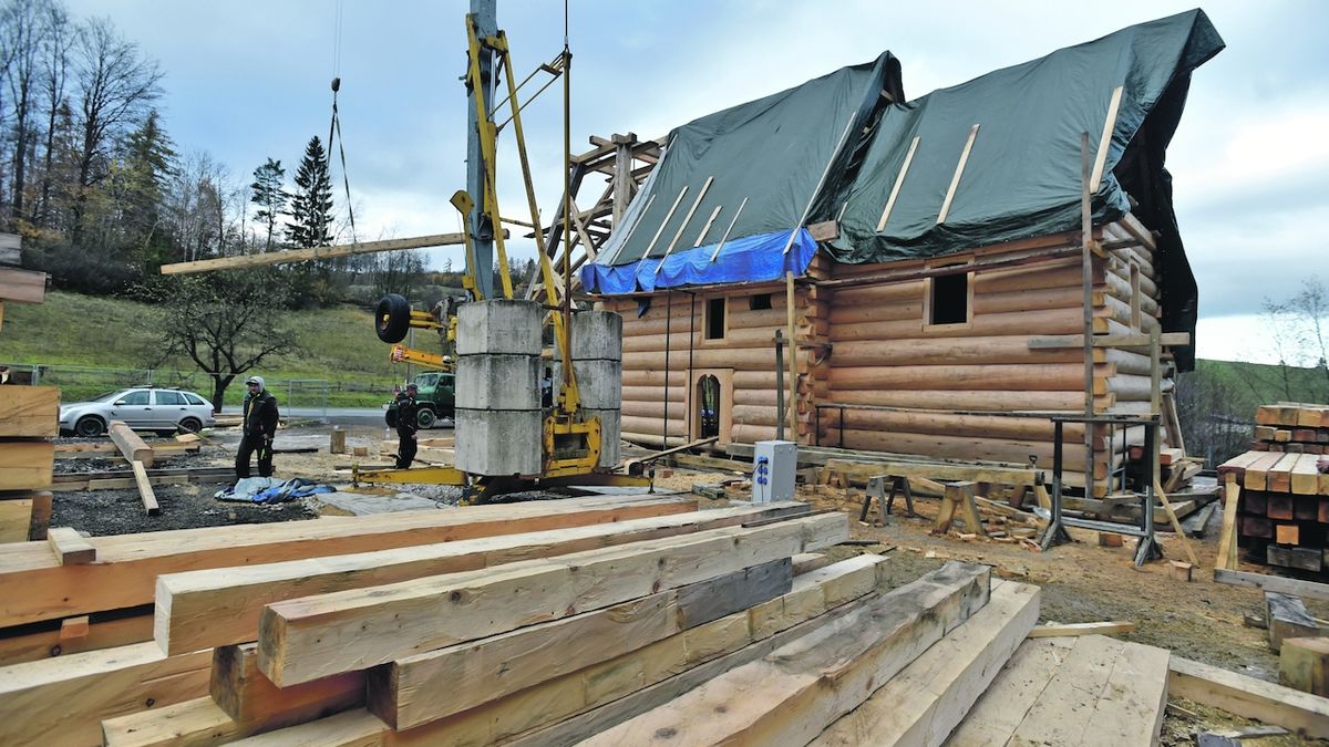 Tesaři pracují na dřevěné konstrukci vyhořelého kostela