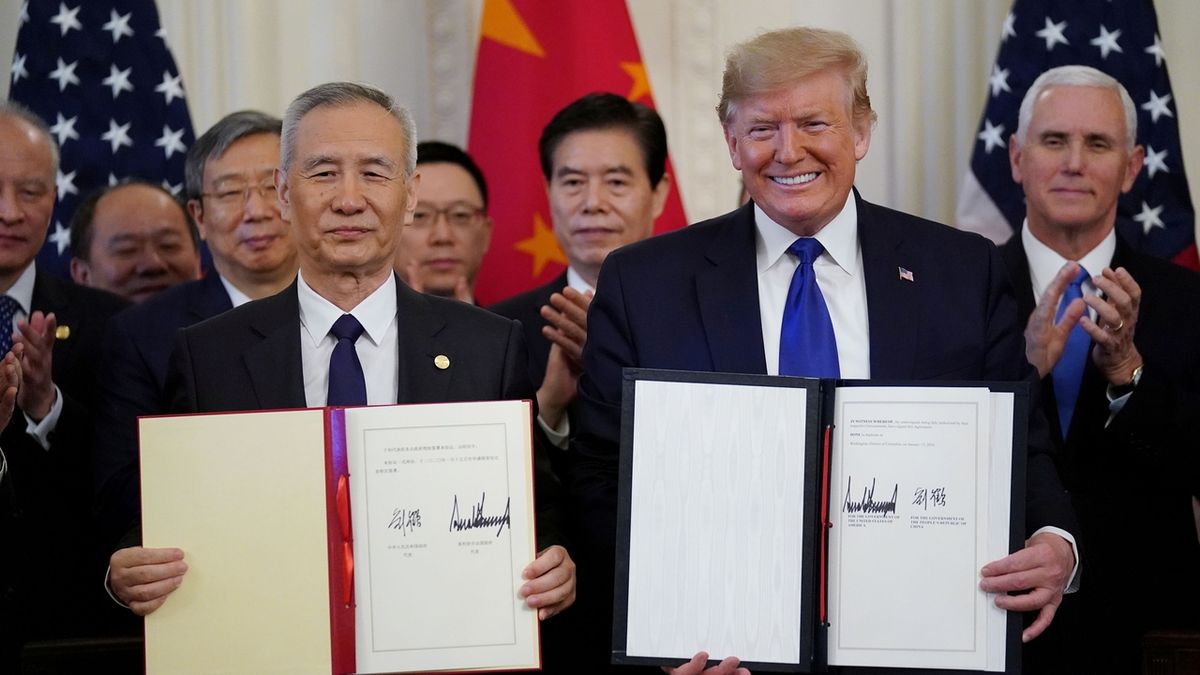 Donald Trump a Liou Che ve Washingtonu po podpisu první fáze obchodní dohody mezi USA a Čínou