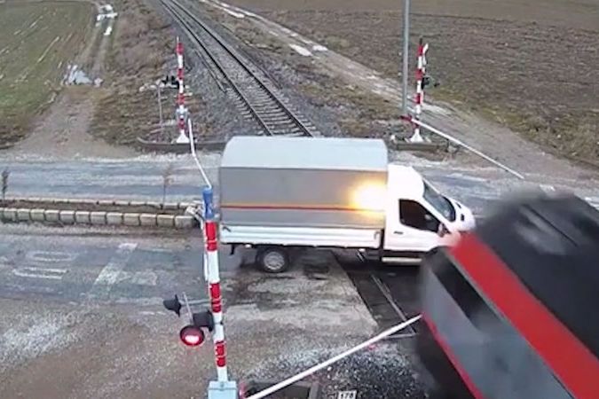 BEZ KOMENTÁŘE: Řidič dodávky vjel v Turecku na přejezd i přes spuštěné závory, naboural do něj vlak