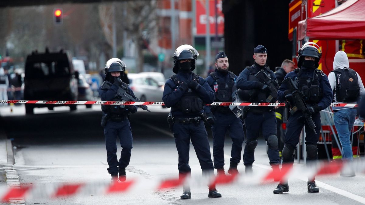 Francouští policisté na místě činu 