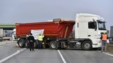 Slovenští dopravci blokují kamionům některé hraniční přechody
