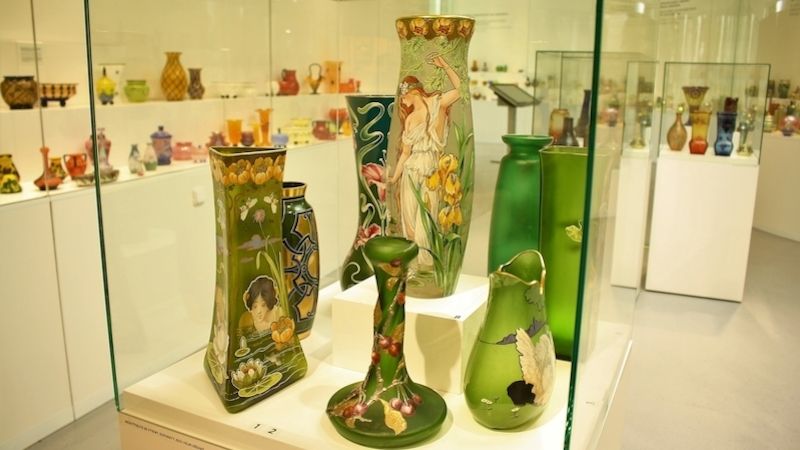Výstava Secesní sklo z Nového Boru. Na snímku vázy inspirované plakáty Alfonse Muchy 