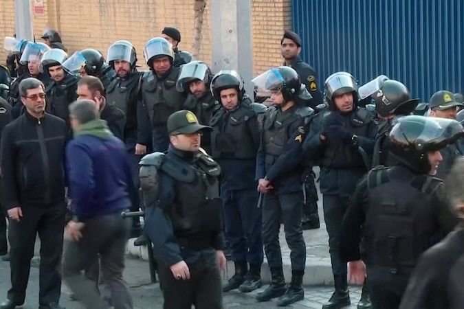 BEZ KOMENTÁŘE: V Teheránu sílí protivládní protesty, v ulicích je více policistů