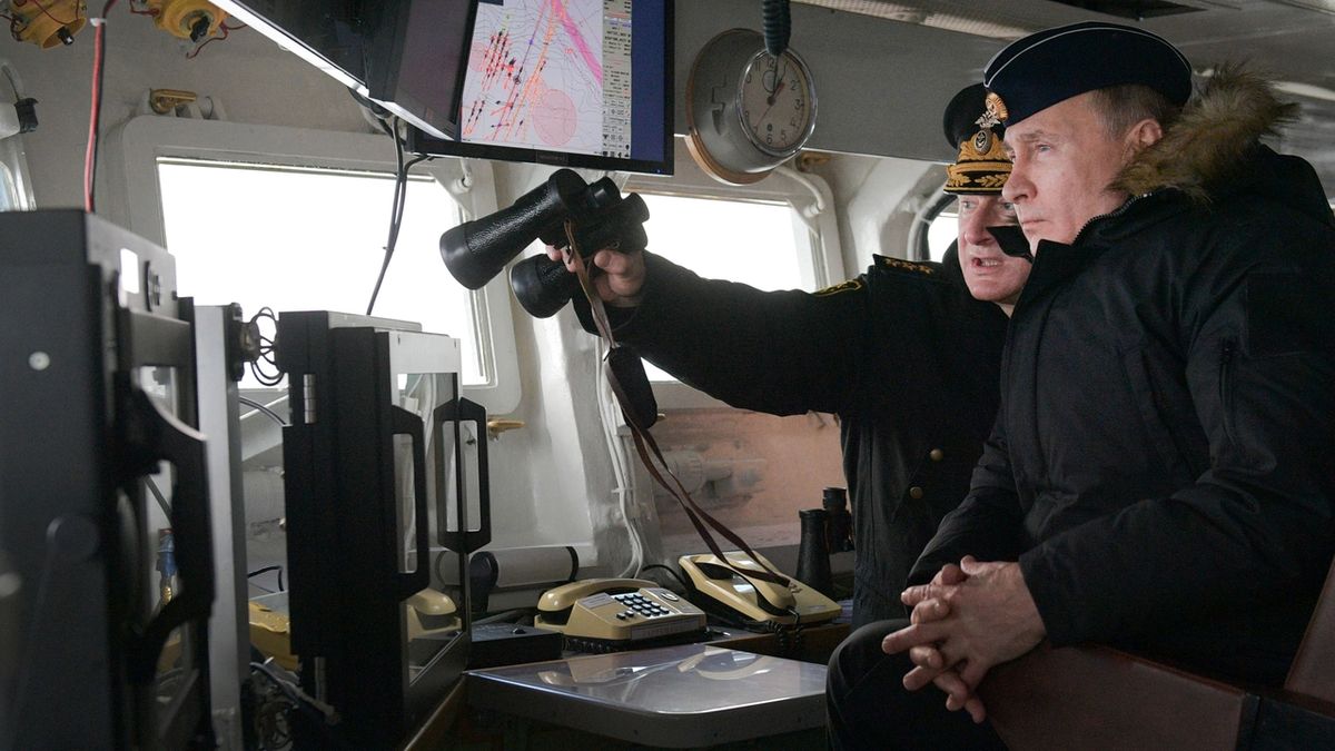 Ruský prezident Vladimir Putin a vrchní velitel ruského námořnictva Nikolaj Jevmenov (s dalekohledem v ruce) během vojenského cvičení
